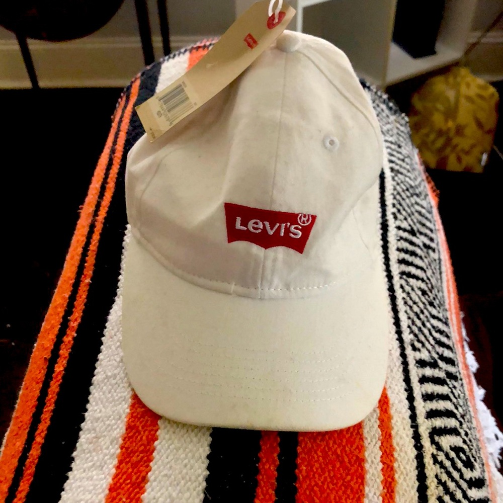 Levi’s white snap back (Velcro)